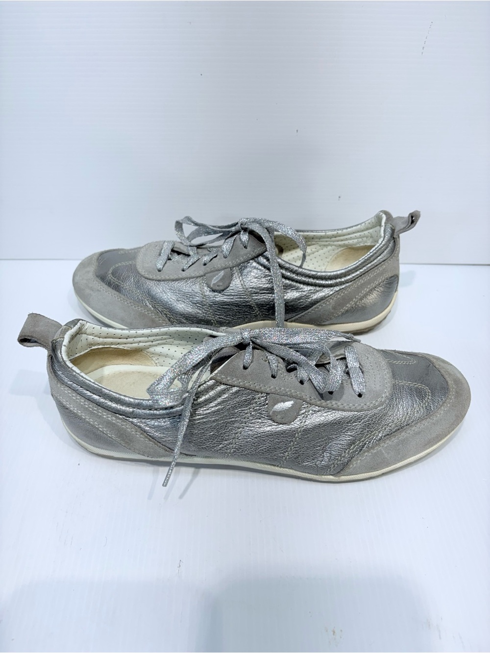 Geox Women's Silver Metallic Lace-Up Athletic Sneakers - Size 7.5 (EU 38)